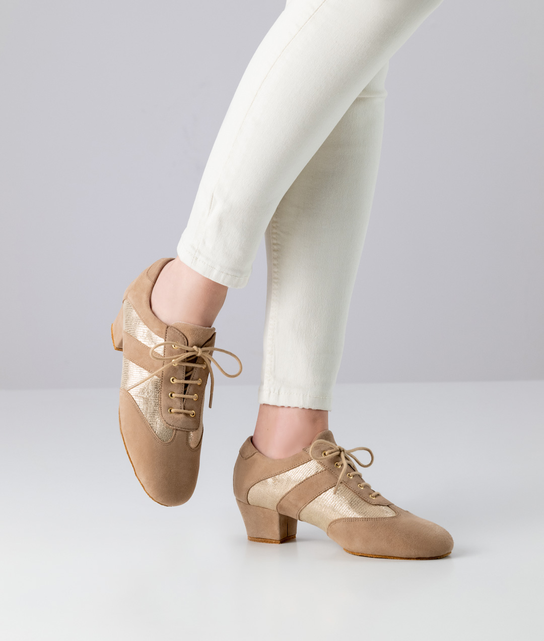 Baskets de danse d'entraînement sportives et élégantes avec semelle fendue et talon de 3,5 cm en cuir par Anna Kern.portlich eleganter Trainingstanzsneaker mit geteilter Sohle und 3,5 cm Absatz aus Leder von Anna Kern.