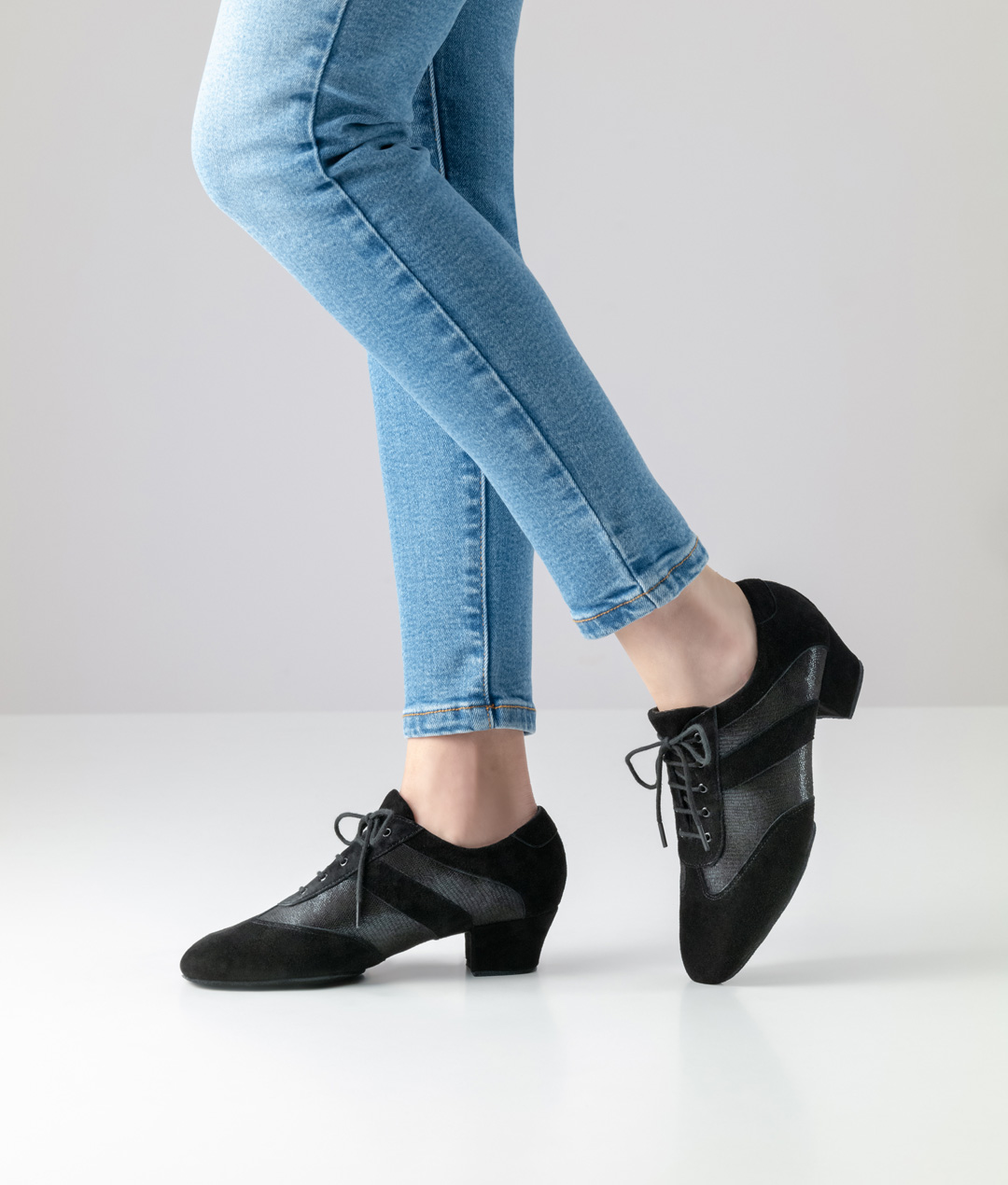 Baskets de danse d'entraînement sportives et élégantes avec semelle fendue et talon de 3,5 cm en cuir par Anna Kern.