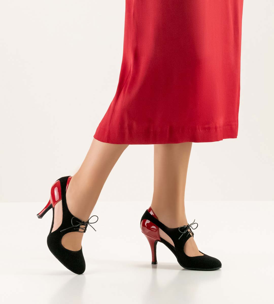 chaussure de danse fermée noire et rouge pour femmes de Nueva Epoca
