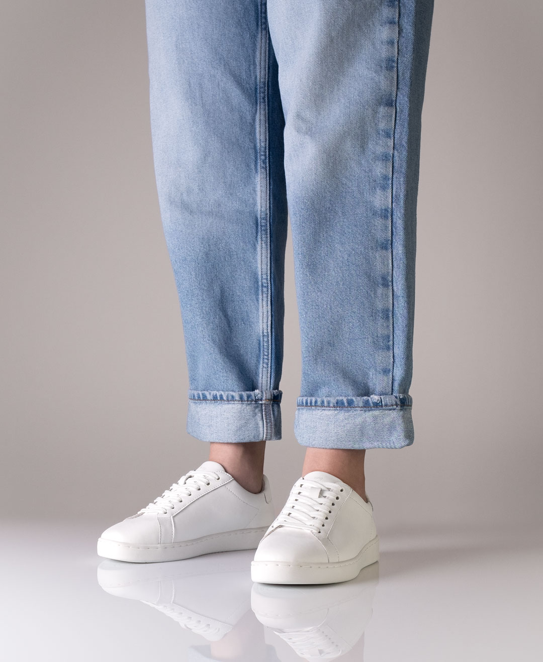 Baskets de danse Suny 7025 en cuir nappa blanc et au design minimaliste pour femmes.